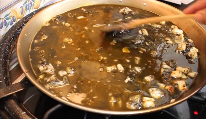 Subimos el fuego al máximo y no movemos más el arroz durante aproximadamente 18 minutos. Es importante que el arroz quede con una capa fina y extendida para una cocción uniforme.