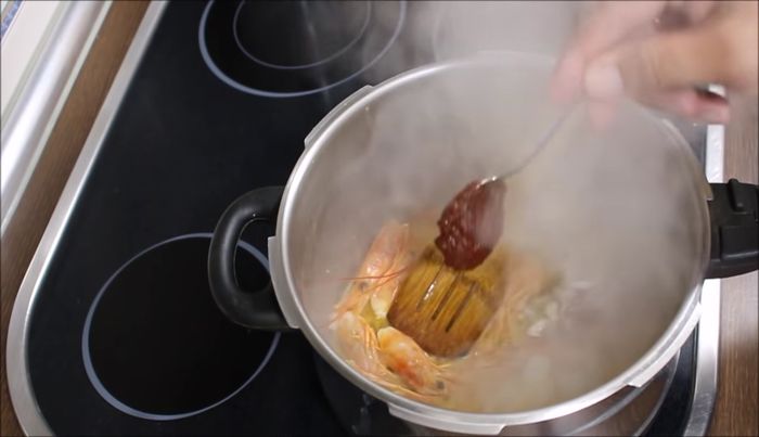 Añadimos dos cucharaditas de carne de pimiento choricero y removemos durante 30 segundos.