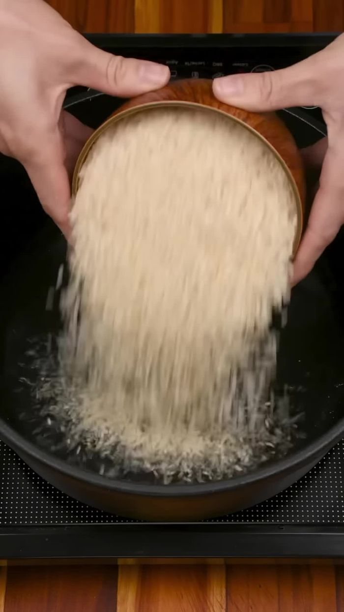 Agregar arroz, el doble de agua y sal. Mezclar y cocinar a fuego medio hasta que el agua se seque.