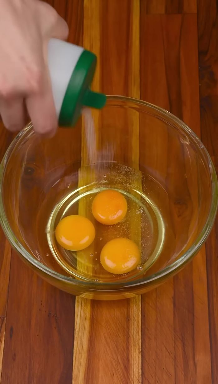 En un recipiente, batir 3 huevos con sal. Agregar el arroz cocido y la carne con el sofrito. Mezclar bien.