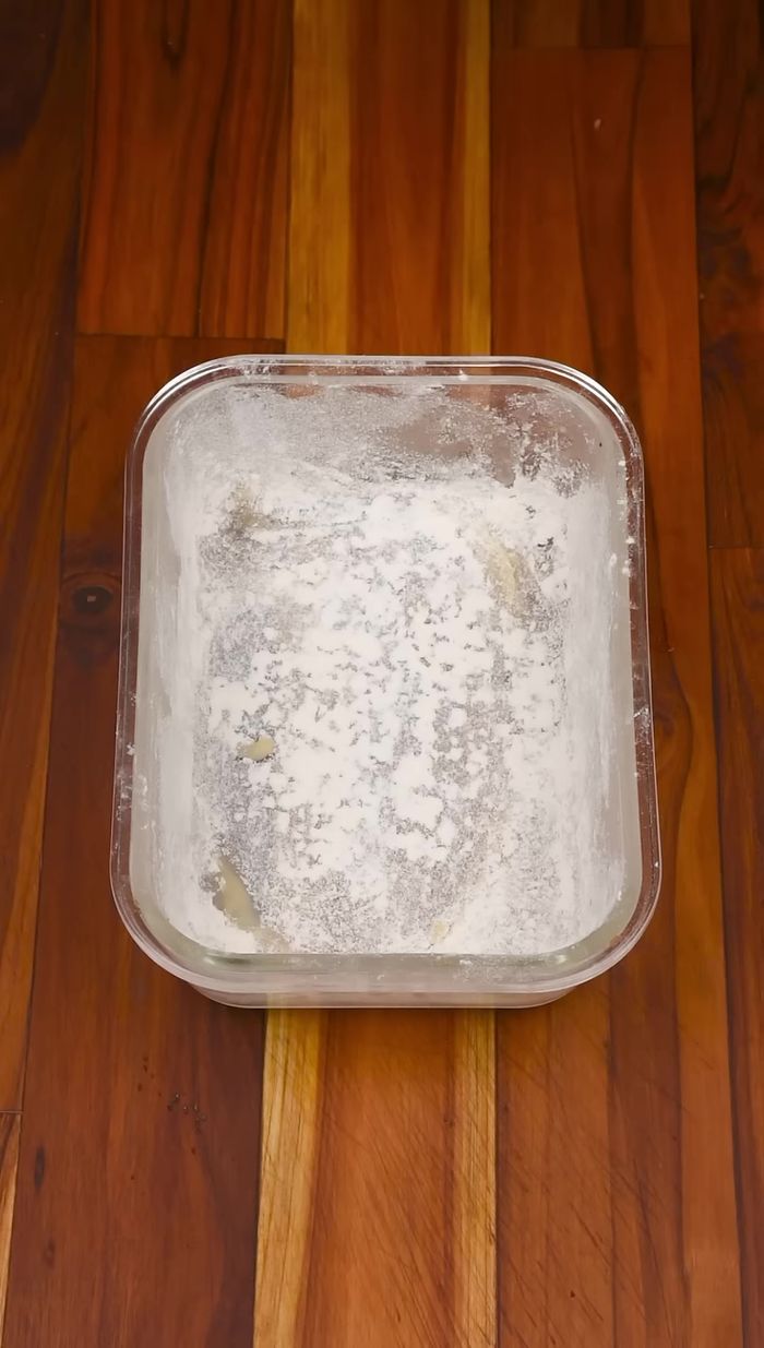 En un recipiente previamente engrasado con mantequilla, colocar una capa de la mezcla de arroz y carne, luego una capa de queso rallado. Repetir la capa de arroz y carne y terminar con queso.