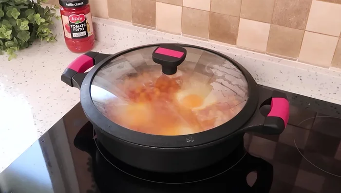 Tapar para que el vapor termine de hacer los huevos.