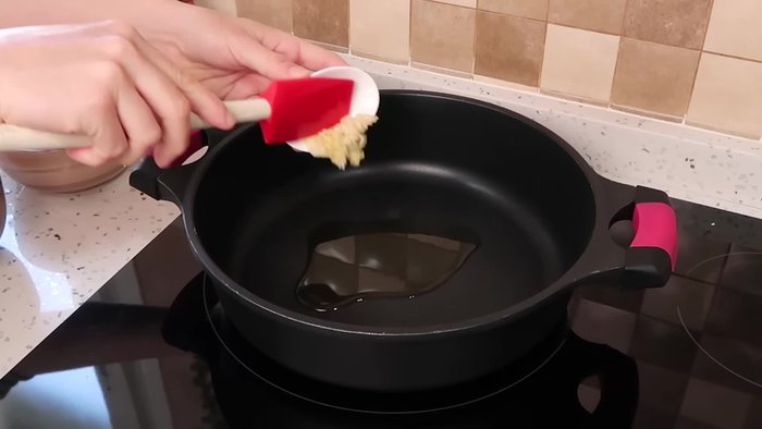 Incorporar dos dientes de ajo picados y dejar que se doren ligeramente.
