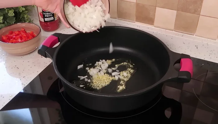 Añadir una cebolla picada y cocinarla hasta que esté blandita y dorada.