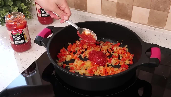 Añadir seis cucharadas de salsa de tomate frito, mezclar bien y cocinar unos minutos.