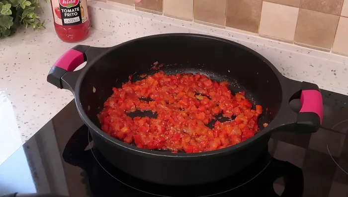 Agregar sal, pimienta, comino y pimentón. Verter 200 ml de caldo de verduras caliente y ajustar la sal.