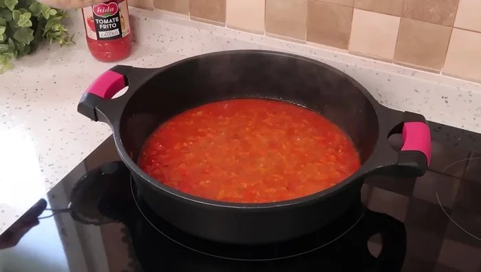 Incorporar 400 g de garbanzos cocidos, lavados y escurridos. Cocinar durante 10 minutos.