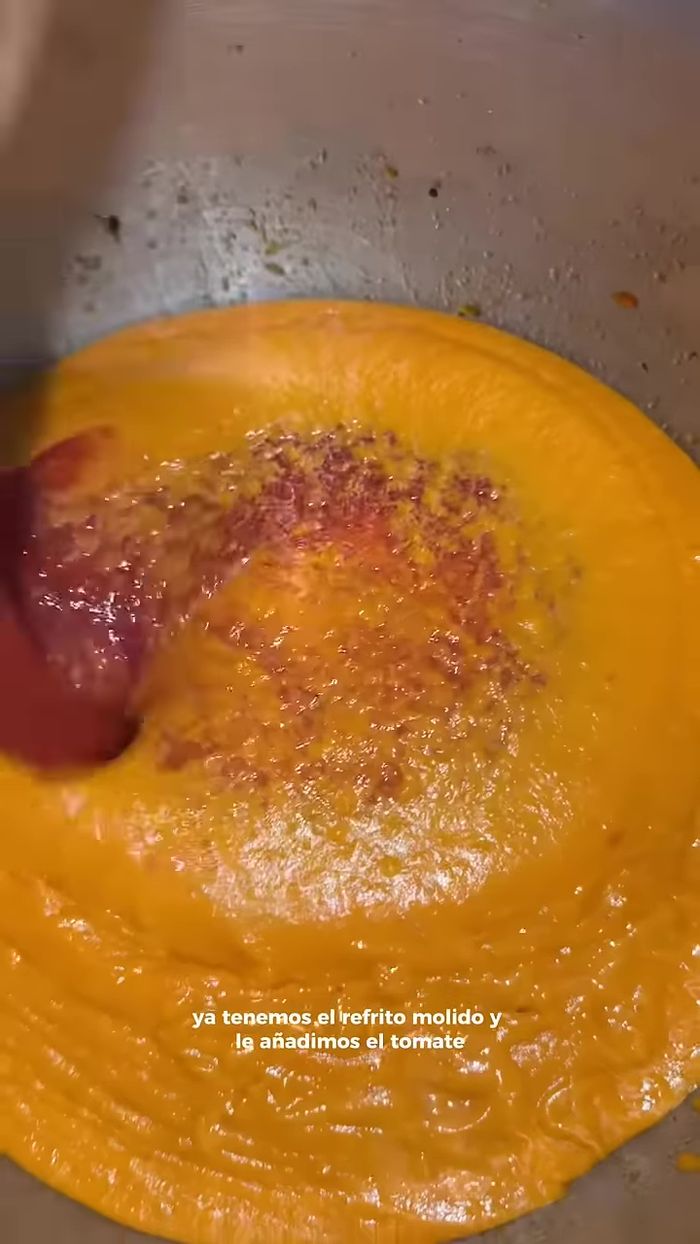 En la misma olla donde se hizo el refrito, mezclar las cabrillas con el refrito, el tomate triturado, el vino, el laurel, el comino, la pimienta, el pimentón picante y las guindillas.