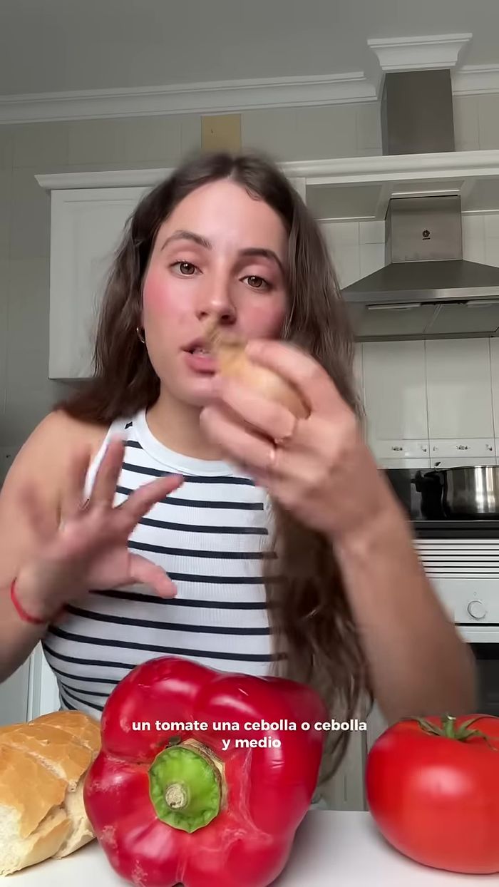 Mientras tanto, preparar el refrito: freír el pan en aceite, luego añadir la cebolla, los ajos, el pimiento rojo y verde, y por último el tomate.