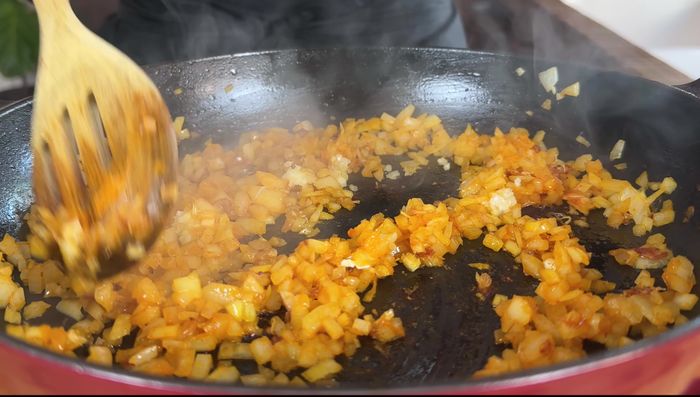Agregar el ajo machacado y los pimientos rojos. Sofreír durante 2 minutos.