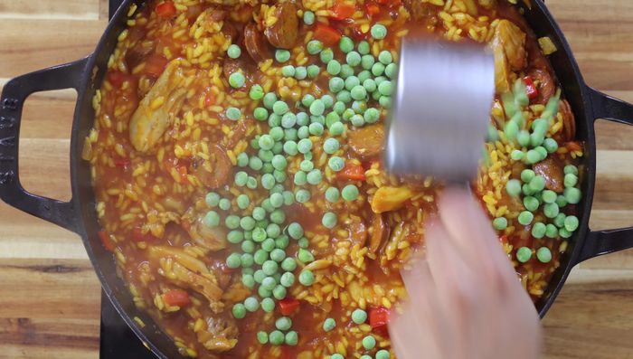 Destapada, agregar los guisantes (opcional). Tapar y cocinar al vapor durante 5 minutos a fuego medio-bajo.