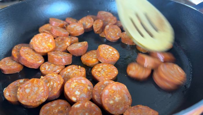 Calentar una cucharada de aceite de oliva en una sartén grande a fuego medio. Agregar los muslos de pollo, salpimentar y agregar pimentón ahumado. Cocinar durante 4 minutos hasta dorar.