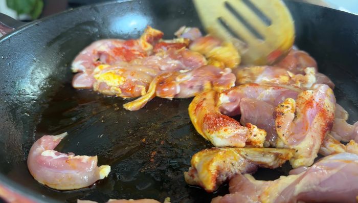 Retirar el pollo y reservar. Añadir las cebollas a la sartén y saltear durante 3-4 minutos hasta que estén blandas.