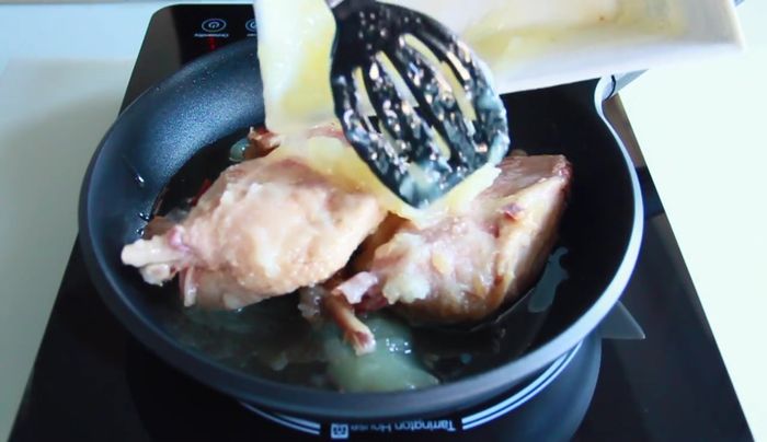 Cocinar los muslos de pato confitados en su propia grasa en una sartén hasta que estén dorados. Si se tienen muchos, se pueden hacer en la sartén y luego calentarlos juntos en el horno para evitar salpicaduras de aceite.