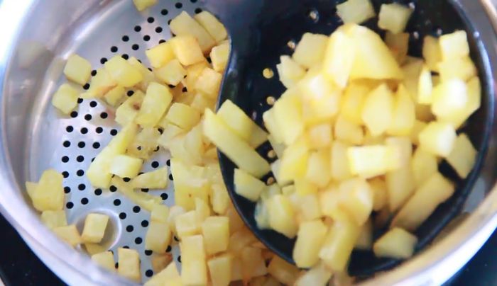 Escurrir las patatas para eliminar el exceso de grasa. Salar con sal Maldon.