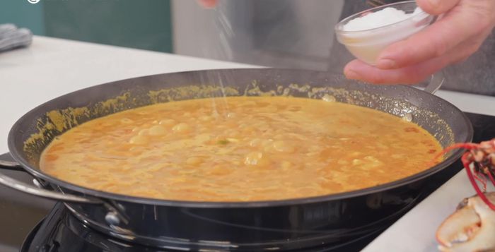 Ajustar de sal y dejar cocinar en la paellera durante 10 minutos.