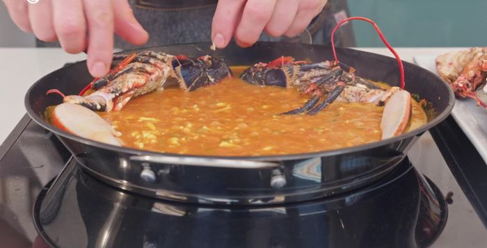 Colocar los bogavantes por encima y llevar al horno a 200º C durante 10 minutos para que termine de hacerse y se concentren los sabores.