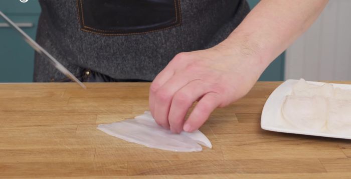 Cortar 200g de calamares frescos en dados.