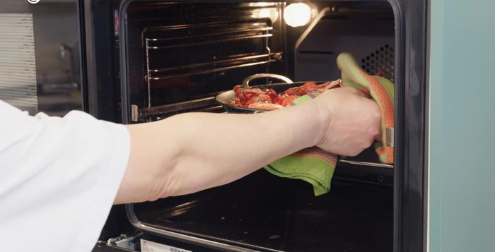 Sacar del horno, dejar reposar unos minutos y servir.