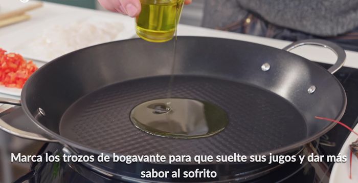En una paellera con aceite de oliva virgen extra, marcar los bogavantes a fuego fuerte durante unos minutos. Retirar y reservar.