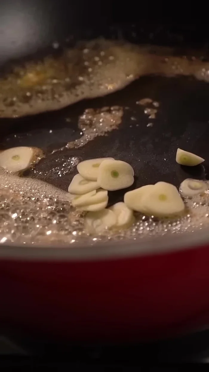 Freír el ajo en un poco de mantequilla y aceite.