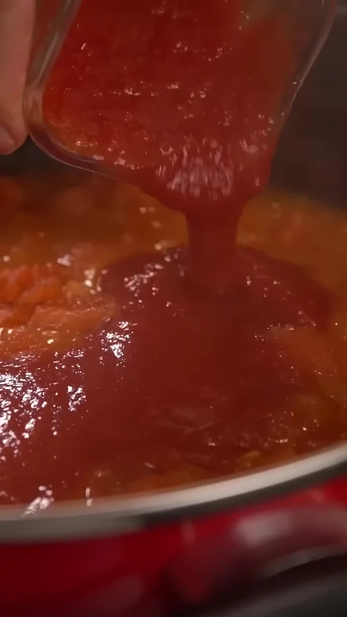 Agregar puré de tomate enlatado de buena calidad.
