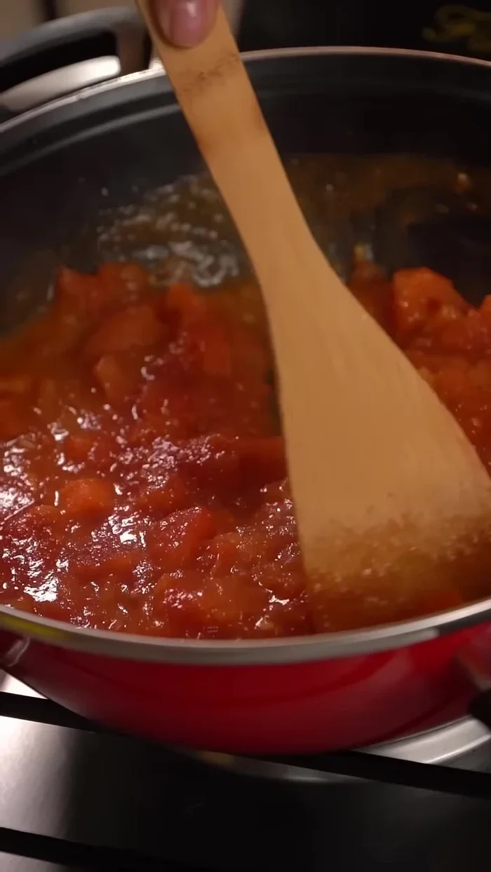 Cocer la pasta (ravioles, espaguetis, etc.) según las instrucciones del paquete.