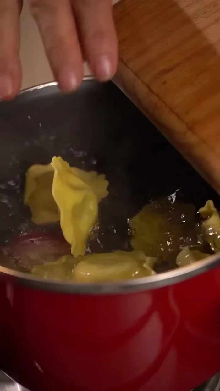 Dejar cocinar a fuego muy bajo por al menos media hora, hasta que la salsa esté rojita y espesa.