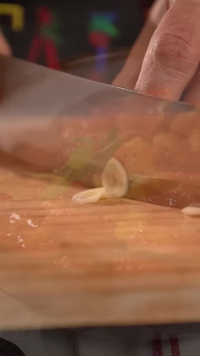 Servir la salsa pomodoro sobre la pasta.