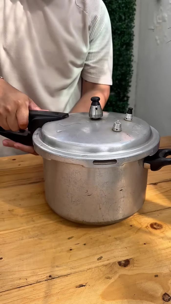 Cocer el maíz en la olla de presión con agua y un poco de sal durante 35 minutos (11.559).