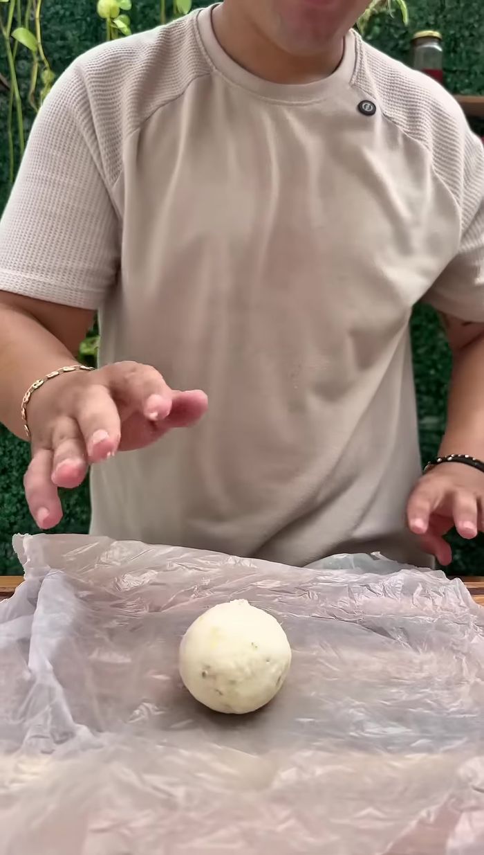 Formar bolitas de masa (aprox. 40-50g) y aplanarlas (26.039).