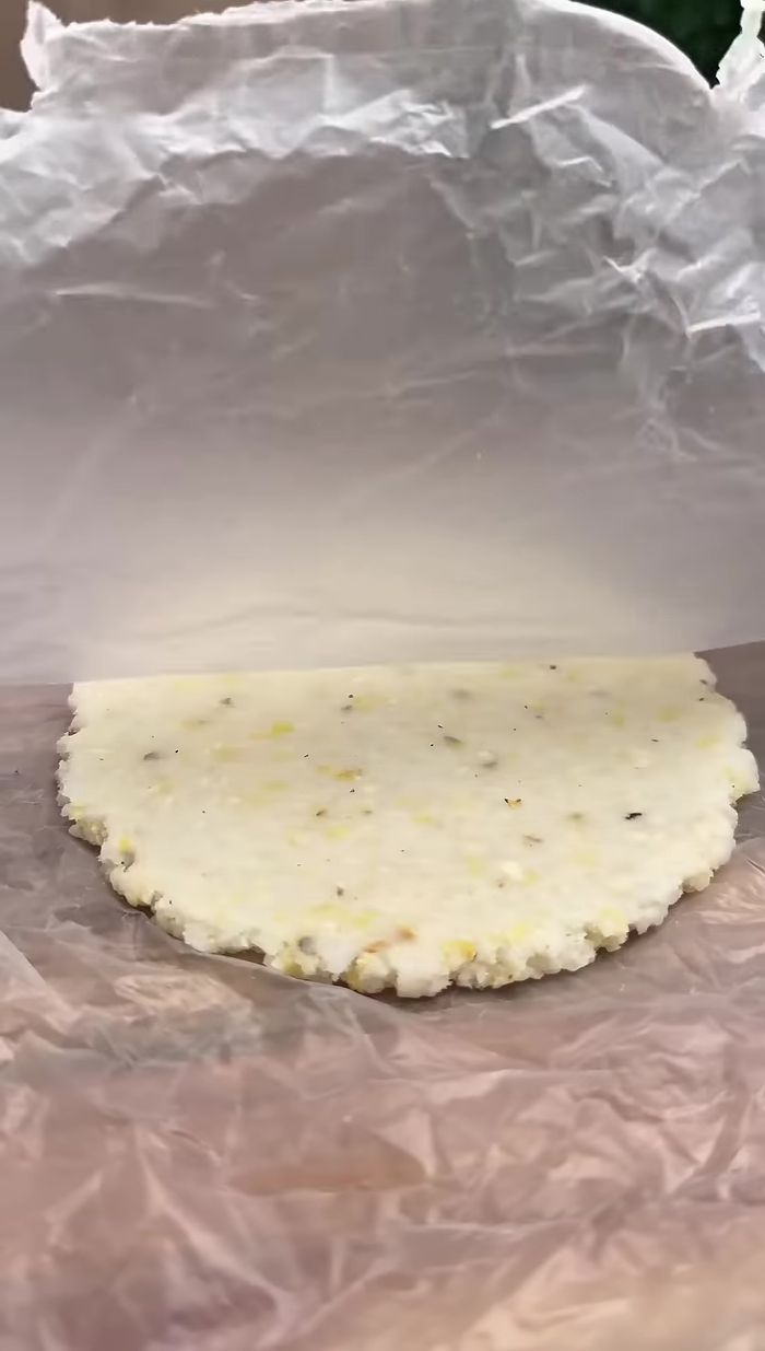 Fritar las arepas en abundante aceite a fuego alto hasta que se inflen (26.039).