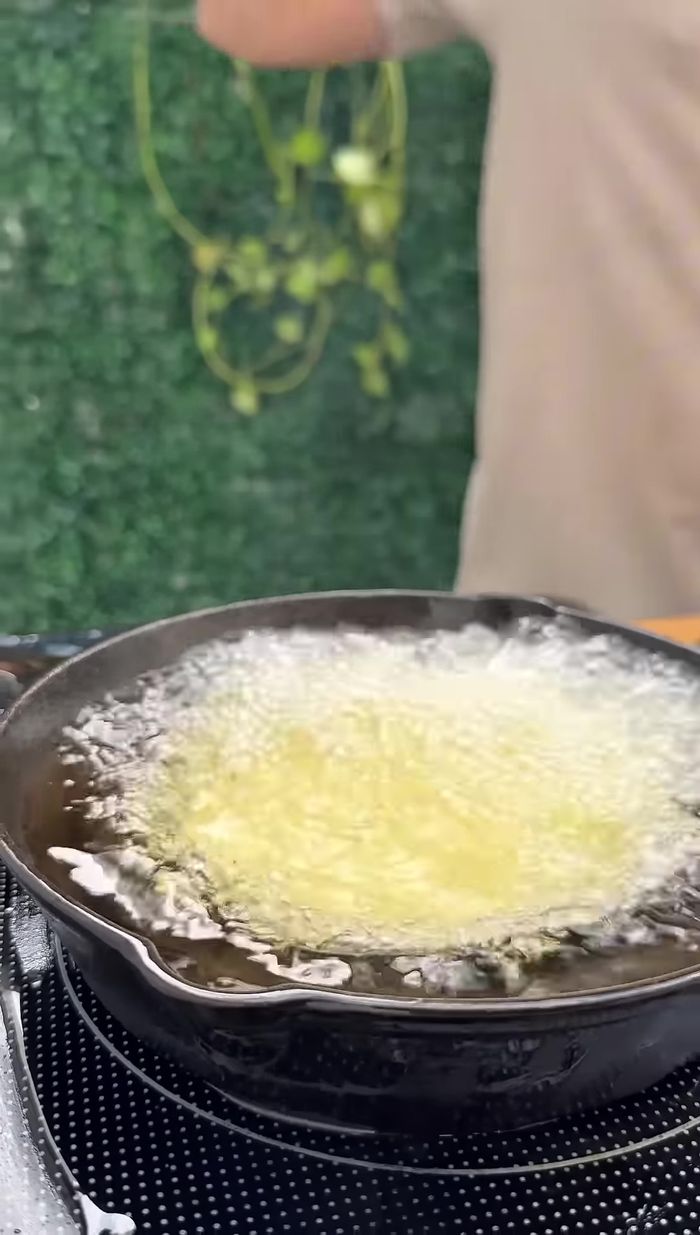 Escurrir las arepas fritas (38.399).