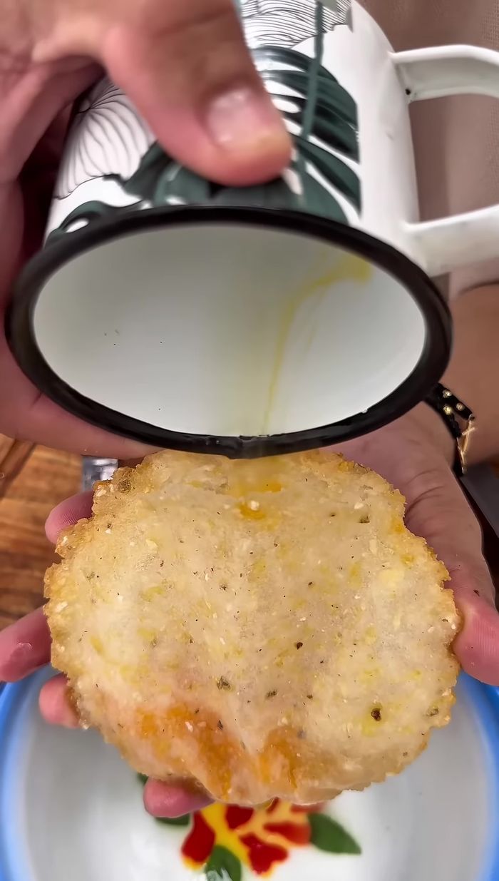 Hacer una abertura en la arepa frita con un cuchillo (46.039).