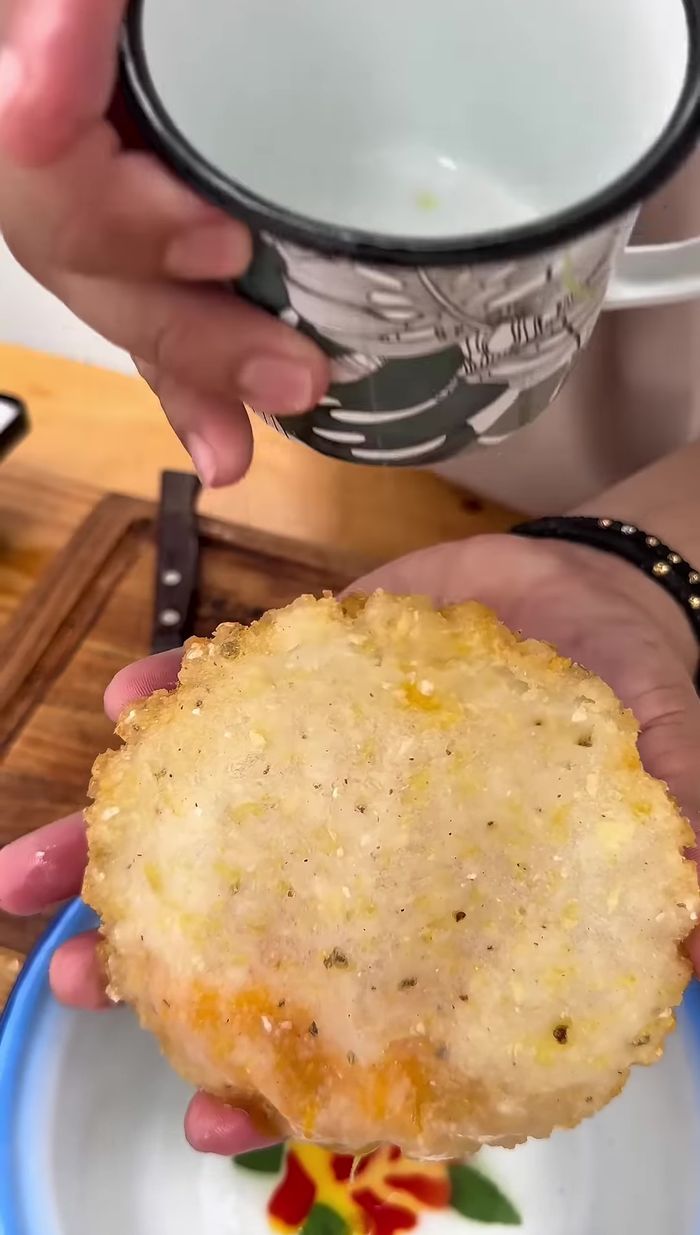 Agregar el huevo batido a la abertura de la arepa (47.36).