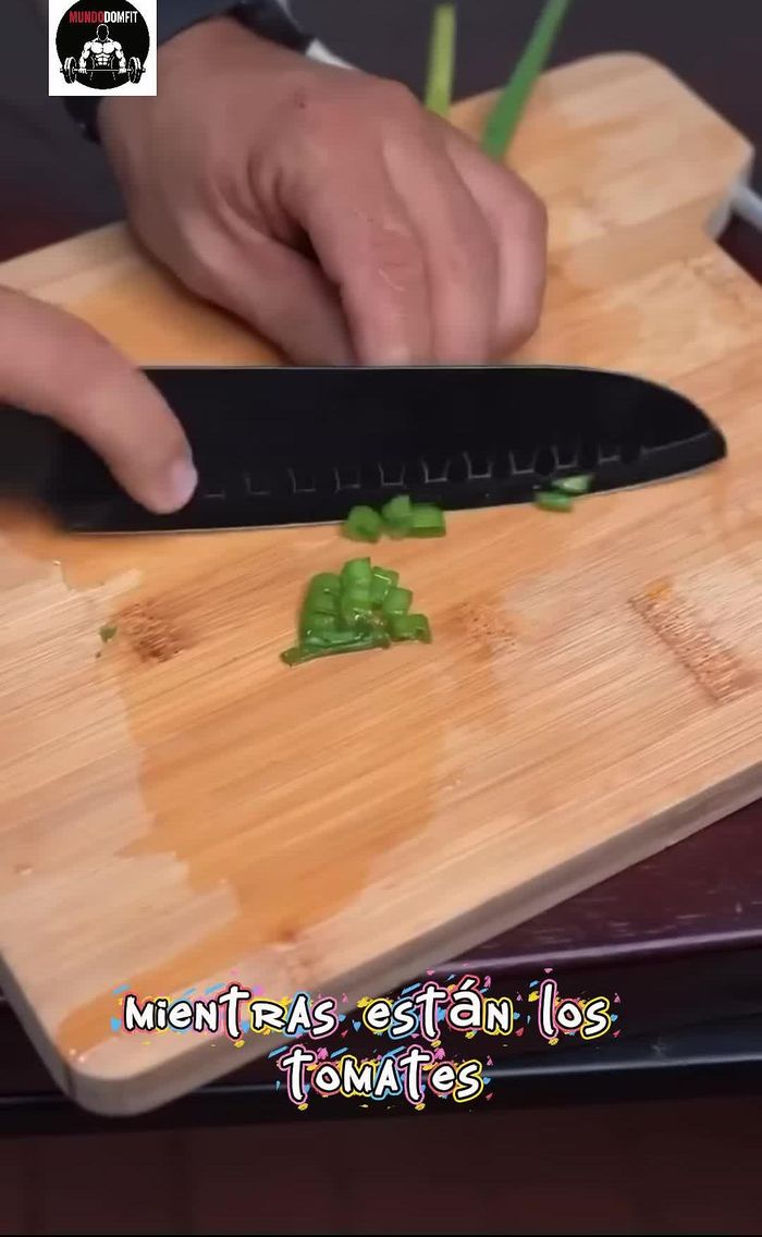 Picar un tallo de cebolla larga y dos rodajas de mortadela.