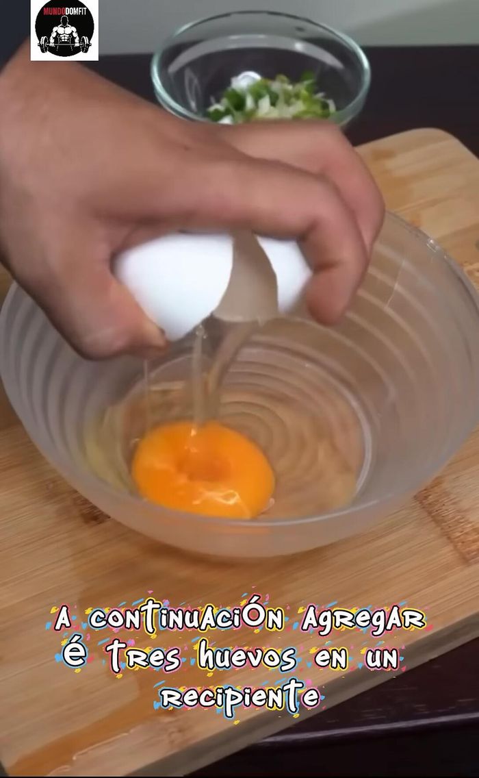 En un recipiente, batir tres huevos con sal, pimentón y orégano hasta integrar.