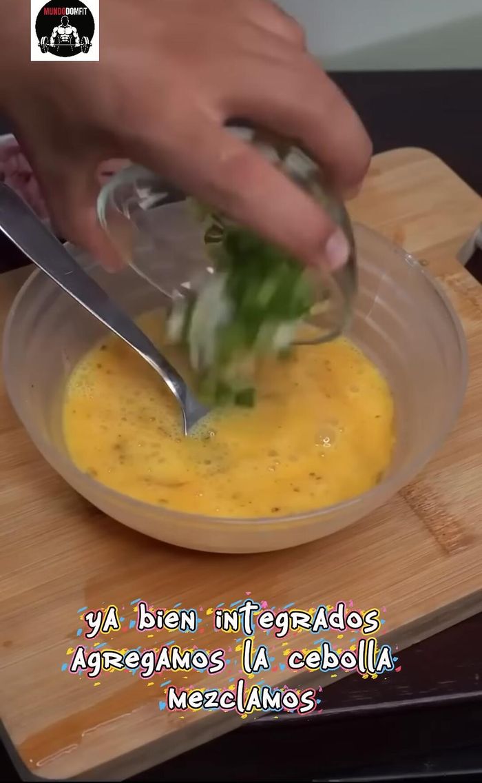 Agregar la cebolla picada a la mezcla de huevos y mezclar bien.