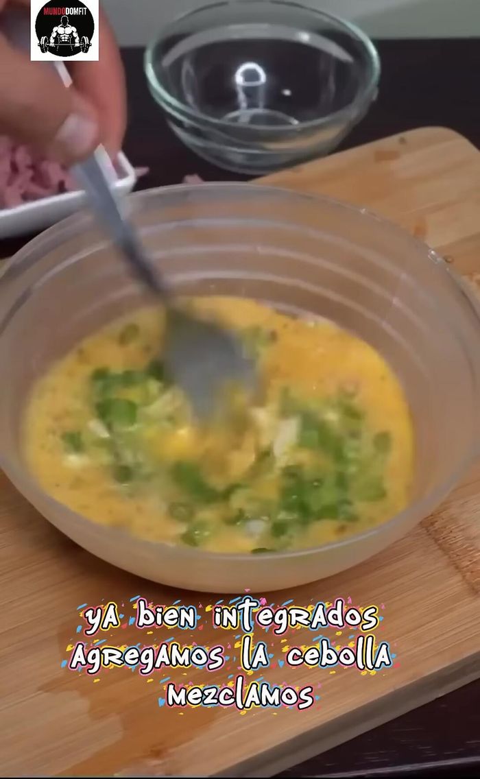 Pasados los 5 minutos, dar la vuelta a los tomates.
