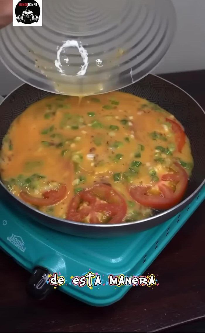 Picar en rodajas dos tomates medianos.