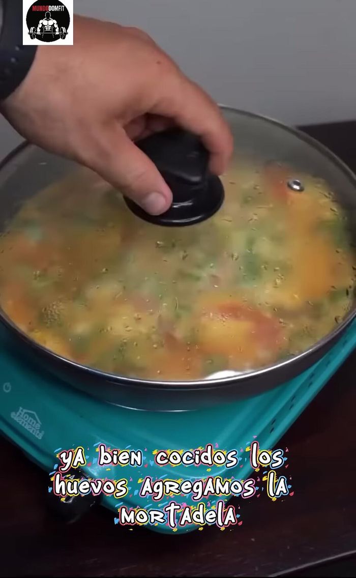 Una vez cocidos los huevos, agregar la mortadela.
