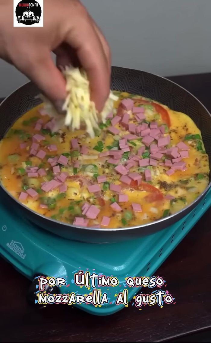 Agregar queso mozzarella al gusto. Tapar y cocinar hasta que el queso esté derretido.