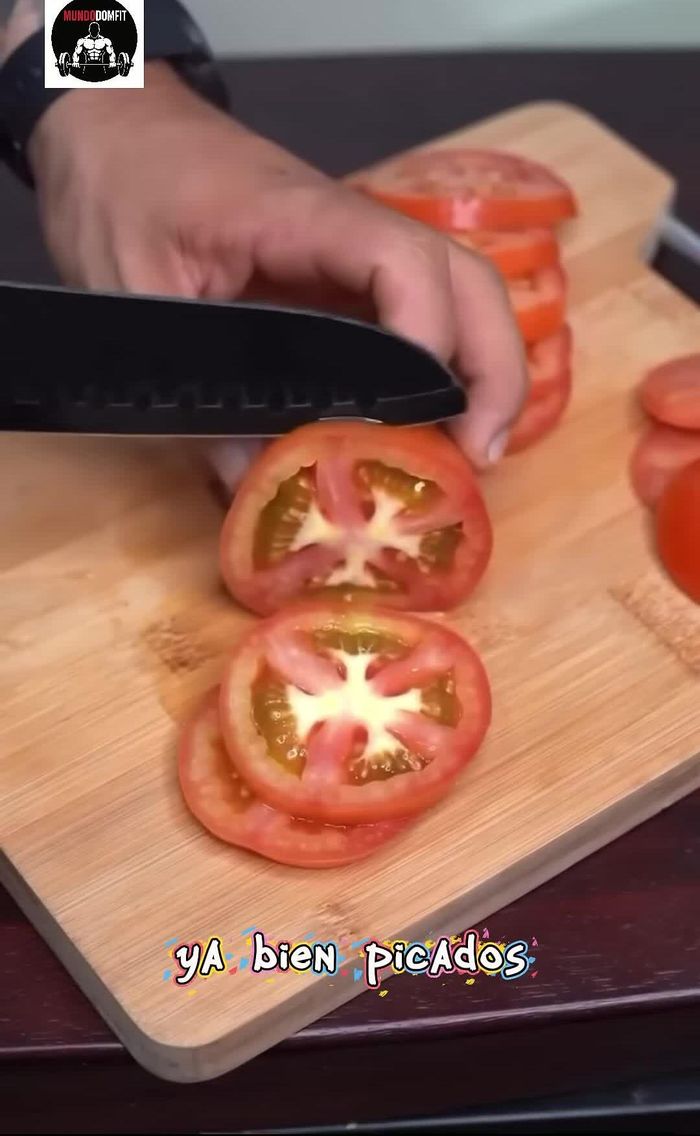 Agregar los tomates a una sartén con un poco de aceite y sal. Tapar y cocinar a fuego medio durante 5 minutos.