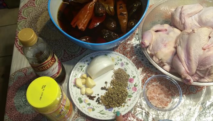 Remojar los chiles desde la noche anterior con vinagre blanco y agua.