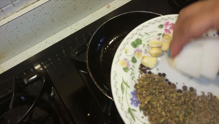 En un sartén, sofreír la cebolla y el ajo picados hasta que estén dorados.