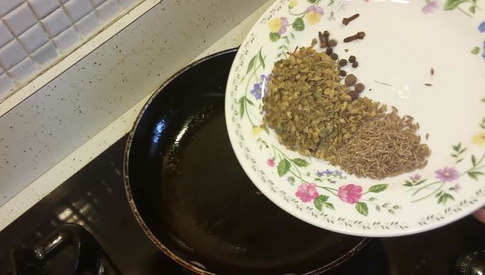 En la licuadora, mezclar la mitad de los chiles remojados, las especias, la cebolla y el ajo sofritos, el vinagre de vino rojo, un poco de agua, y sal al gusto. Licuar hasta obtener una mezcla espesa.