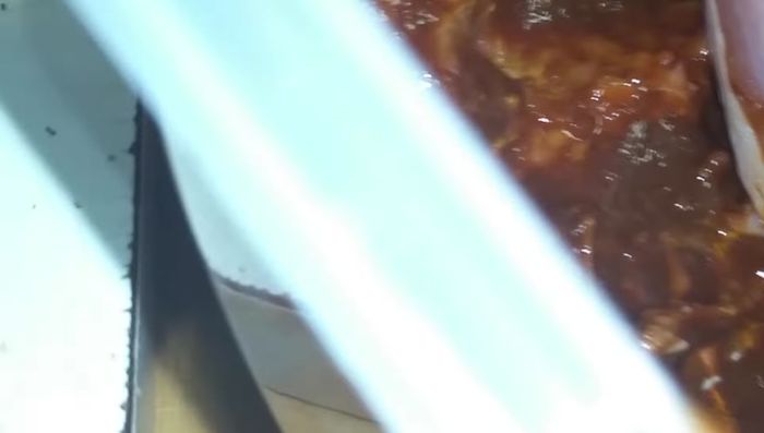 Untar el adobo por toda la superficie de las codornices, asegurándose de cubrir todos los rincones.