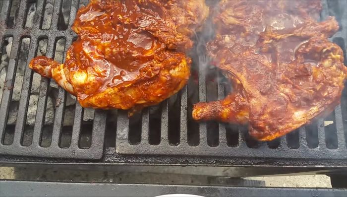 Cocinar las codornices en una parrilla al carbón caliente, asegurándose de que el carbón esté completamente quemado y solo queden brasas. Cocinar hasta que estén doradas y cocidas por ambos lados.