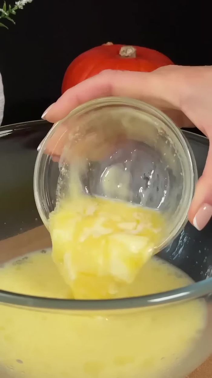 Agregar la mantequilla derretida, la harina, la sal y la levadura. Mezclar hasta obtener una masa.