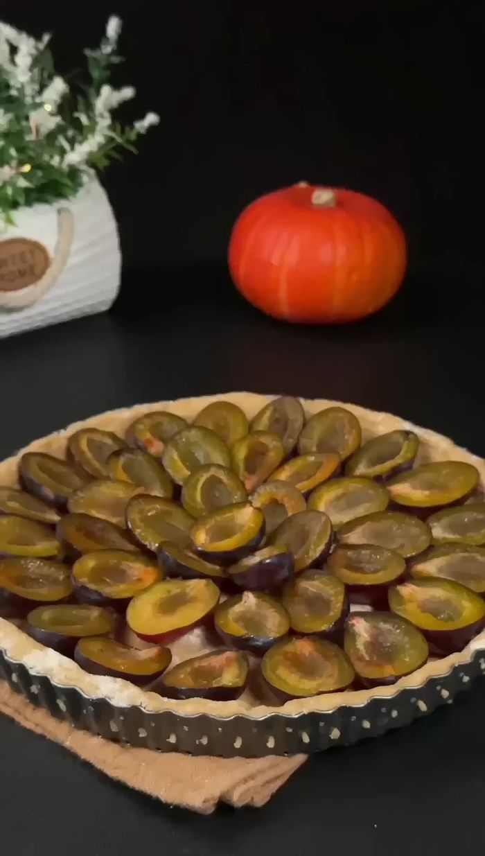 Mezclar mantequilla fría, azúcar y harina hasta obtener un crumble. Espolvorear sobre el pastel.